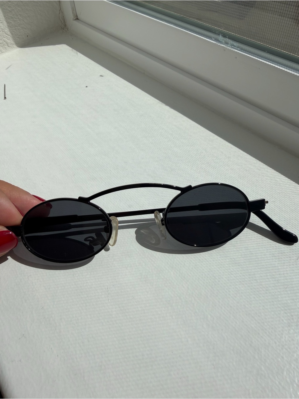 Women Black Oval Sunglasses - Classic Metal Frame